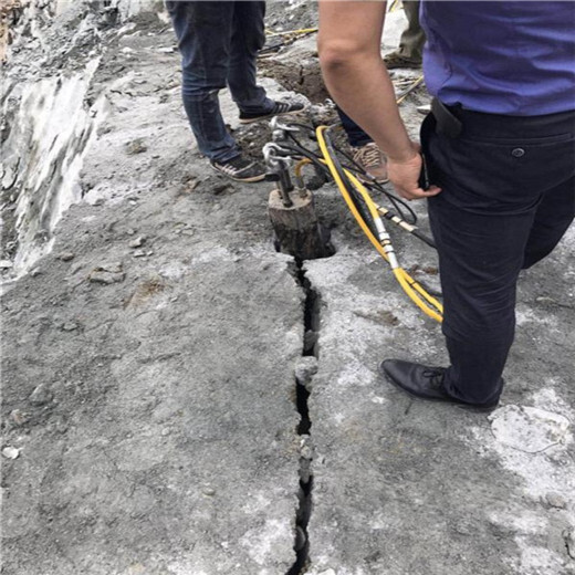 新疆吐鲁番大型岩石无粉尘用劈裂棒破碎石头机泉州新闻