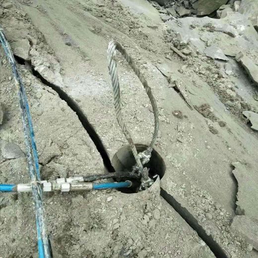 喀什泽普矿山石灰岩开采破裂石头劈裂机厂家新闻