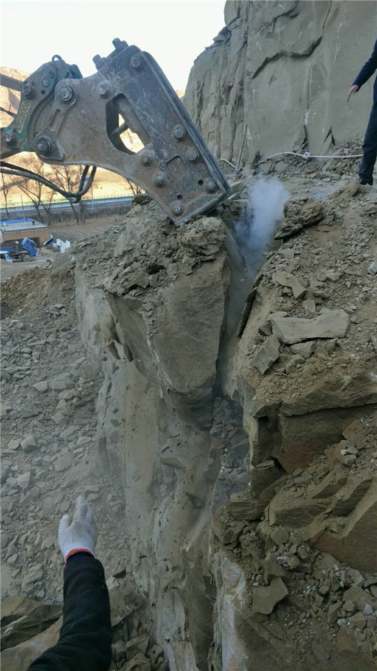 工程施工碰到很硬的岩石又不能使用爆破用撑石机厂家