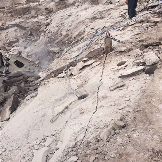 安徽蚌埠大理岩分裂棒代替炸药的开采设备作业视频
