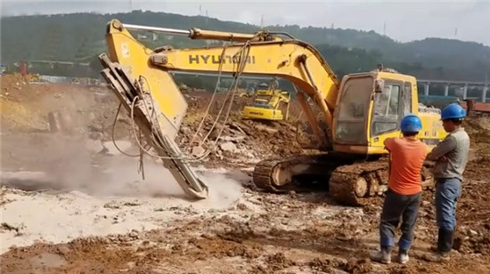重庆杨家分裂机在山体上建房子挖土石方破大石头裂石机劈裂棒-吗