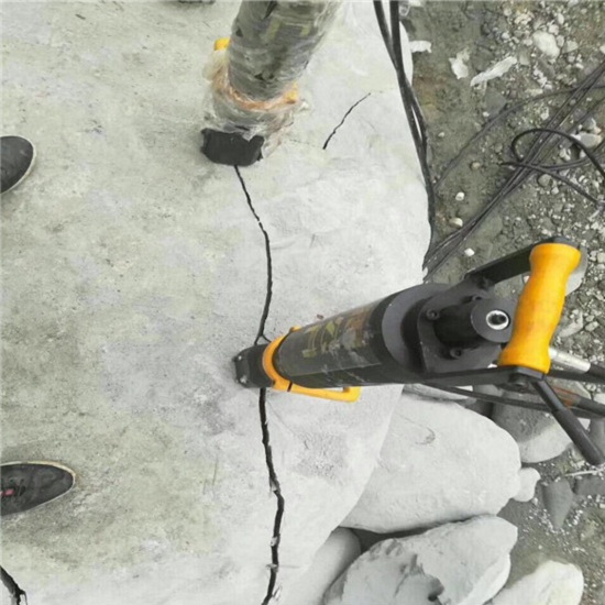 梅州挖井桩遇到岩石新型拆除机破裂设备-怎么施工