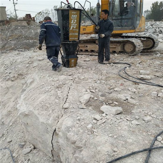 喀什道路修建开挖石头代替炮锤劈石机器-破石效果