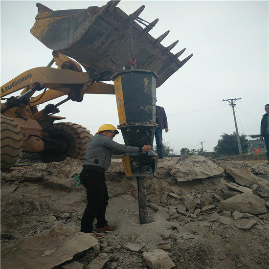 廣東深圳打地基遇到堅硬石頭用大型劈裂機當地經銷商