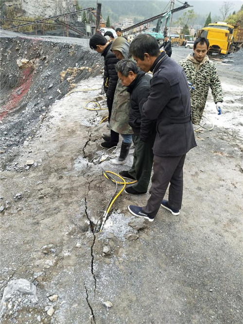 丽水工程建设碰到岩石太硬替代爆破替代破碎锤岩石劈石机使用三天