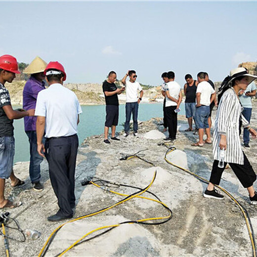 蚌埠矿山岩石工地不能用炸药岩石劈裂棒客户使用情况