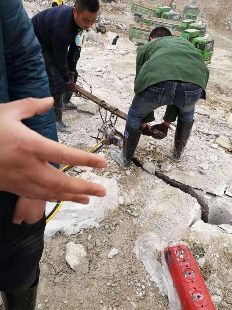 喀什道路修建开挖石头代替炮锤劈石机器-破石效果