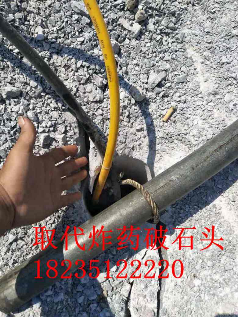 采石場大型巖石分 裂 機(jī)多少錢一臺(tái)
