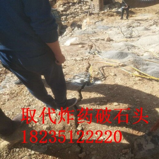 花崗石巖洞開(kāi)采小劈裂機(jī)涵洞開(kāi)采石頭