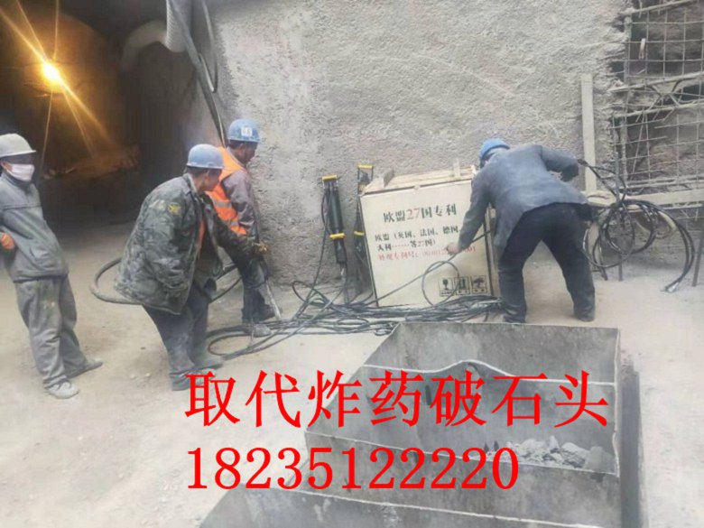 人工挖孔樁堅硬的巖石不能爆破風鎬敲不動用分裂棒一天能劈多少方石頭