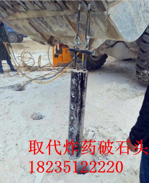 采石場大型巖石分 裂 機(jī)多少錢一臺(tái)