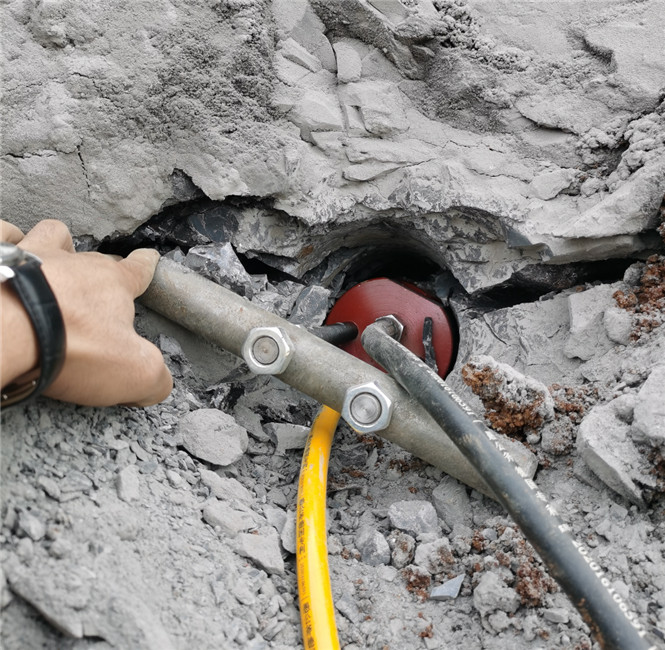 思茅土石方工程坚硬岩石破碎开山机施工技术