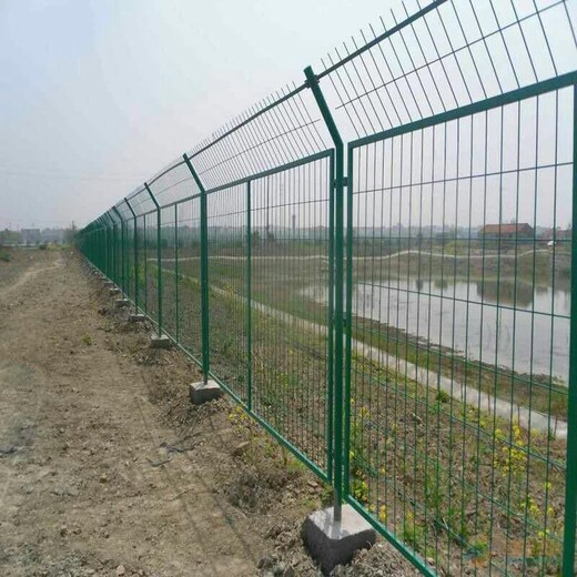 厂家四川高速公路护栏网框架护栏网刀片刺护栏网