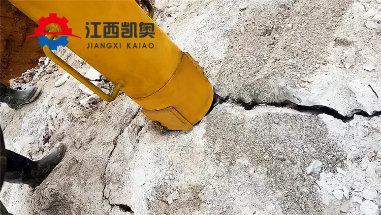 大型巖石劈裂棒價(jià)格靜態(tài)開(kāi)采石頭劈裂機(jī)生產(chǎn)廠家阜新
