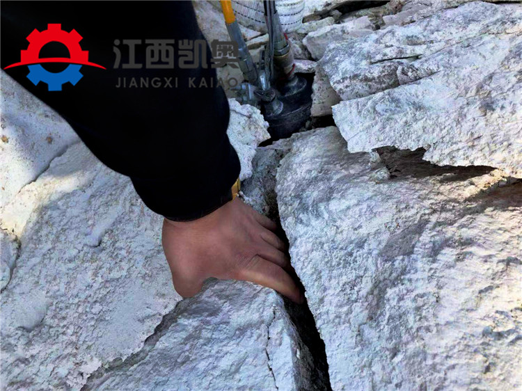 劈裂機(jī)劈石頭視頻液壓靜態(tài)爆破機(jī)器開采荒料視頻河南平頂山