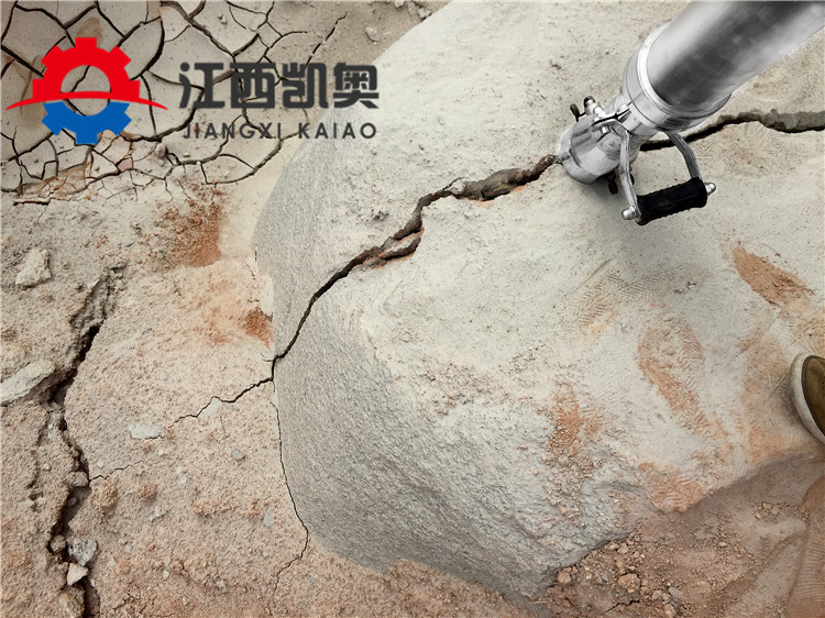 劈裂機(jī)劈石頭視頻液壓靜態(tài)爆破機(jī)器開采荒料視頻河南平頂山
