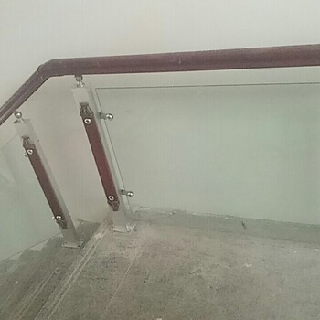 海口玻璃楼梯扶手安装-不锈钢立柱+玻璃护栏+实木扶手