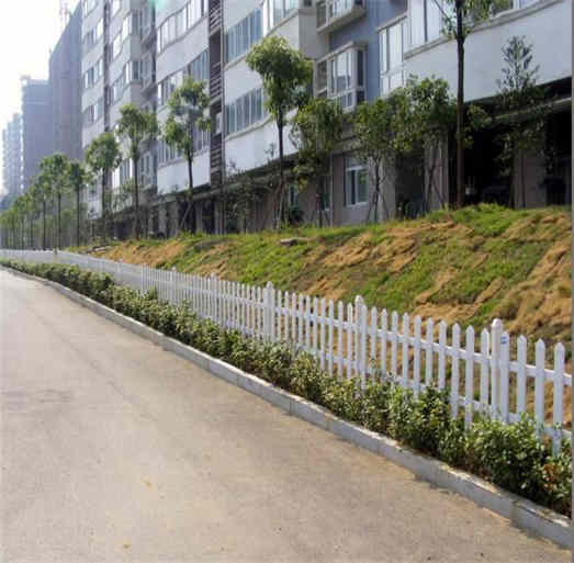 宜春市靖安县草坪护栏塑钢材质草坪围栏 哪家好？安装费多少？