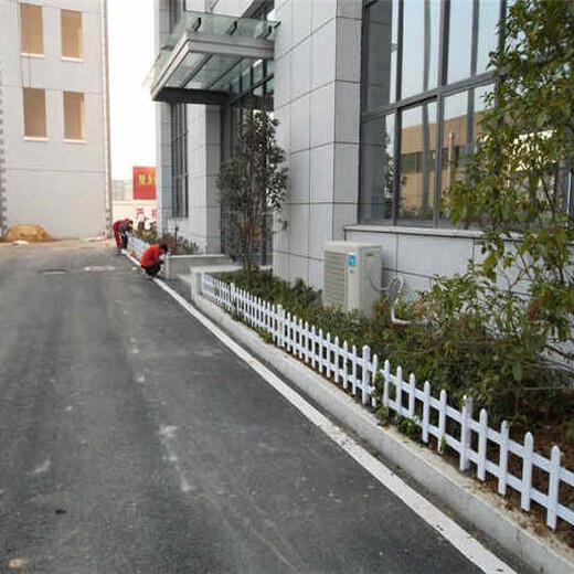 亳州谯城区pvc护栏,pvc塑钢栏杆竖档间距15厘米