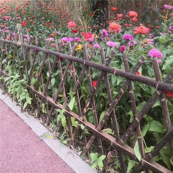 杨家菜地护栏伸缩碳化木护栏竹篱笆竹子护栏