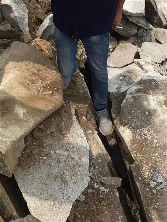 河北唐山地基础拆除挖地基石头破裂撑裂石机