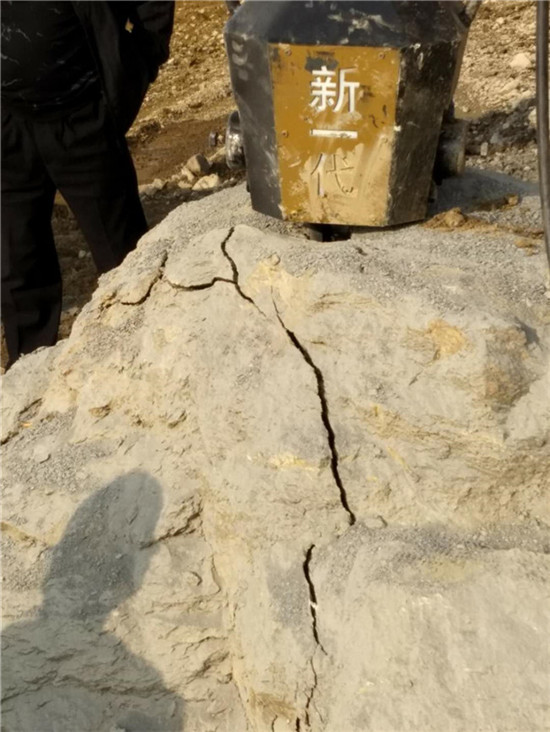 四川自贡金矿液压开挖石头用劈裂机不扰民