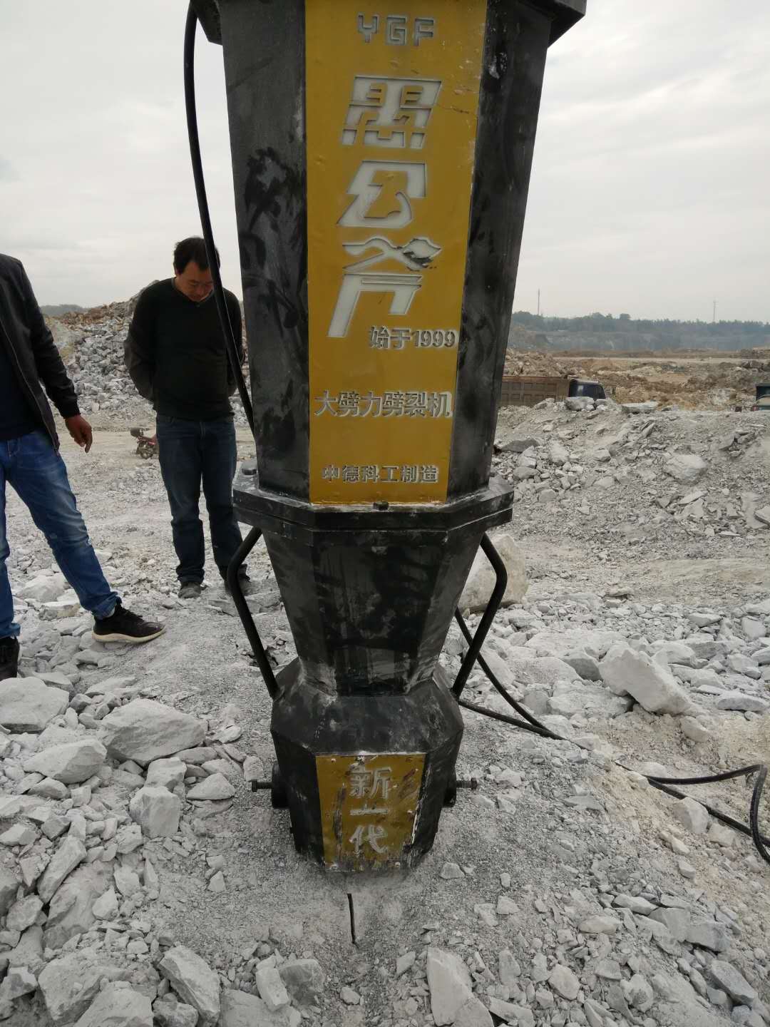 液壓劈石機劈裂機一個臺班多少錢