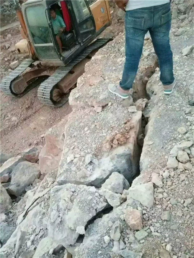 四川达州玉石矿山开采岩石劈裂机劈石机