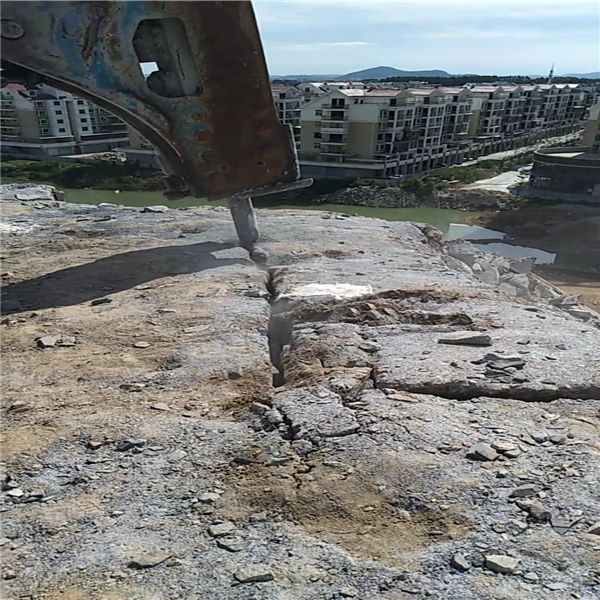 陕西榆林矿山建设修路岩石开挖劈裂机过关