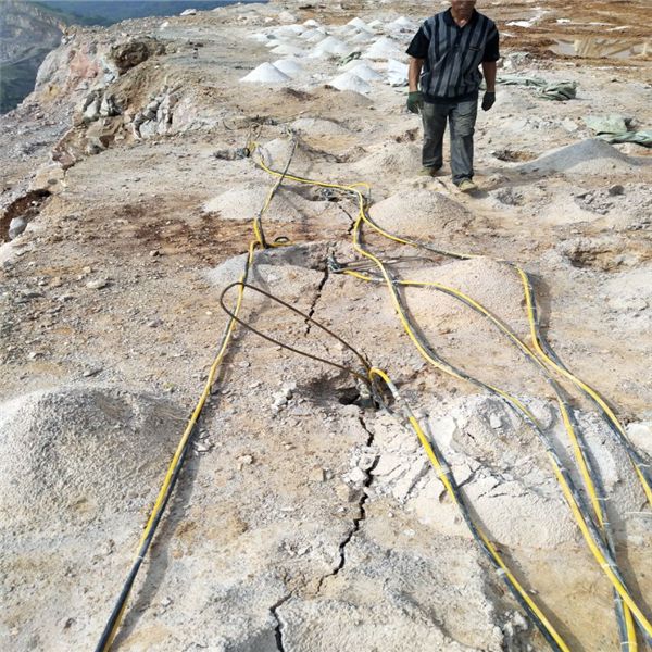 陕西榆林矿山建设修路岩石开挖劈裂机过关