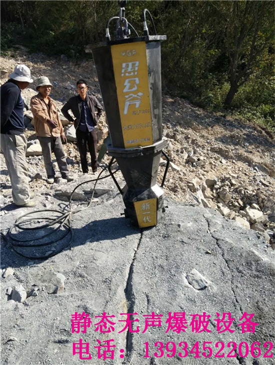 江苏泰州石材厂开挖裂石机