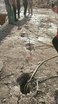 吉林市轻松破开硬的石头撑裂机器施工案例