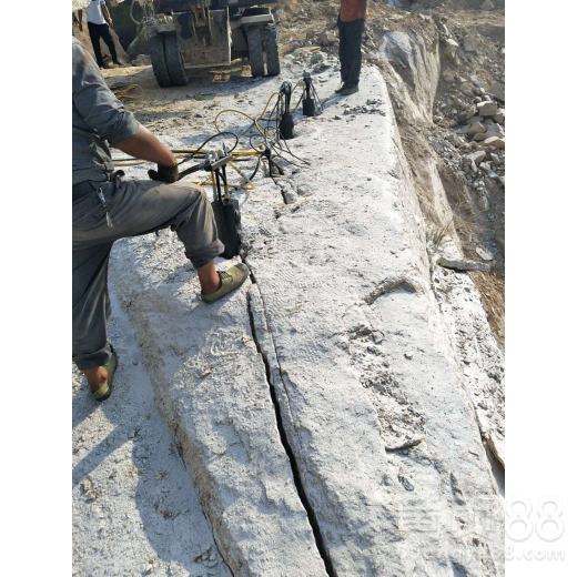 石嘴山市采石场开采石料劈裂棒石头涨裂机