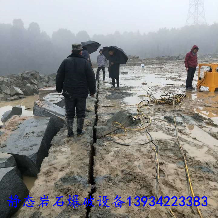 湖北襄阳大型矿山开采石灰石裂石机石料场