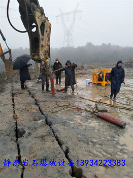 重庆北部新修路开挖石头大型劈裂机