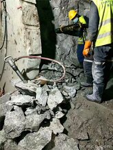 新疆乌鲁木齐工程施工遇到石头除了破碎锤钩机图片