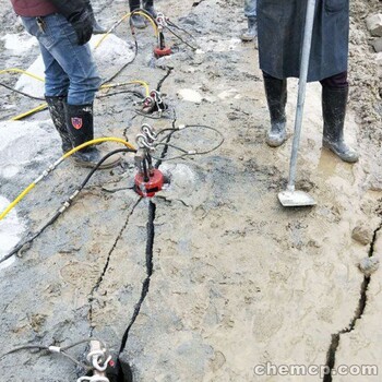 新疆阿勒泰地铁矿镁矿石开采撑石头机器裂石机