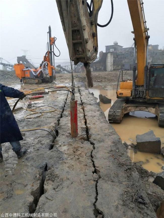 河北唐山城市建设地基开挖劈裂机破石现场