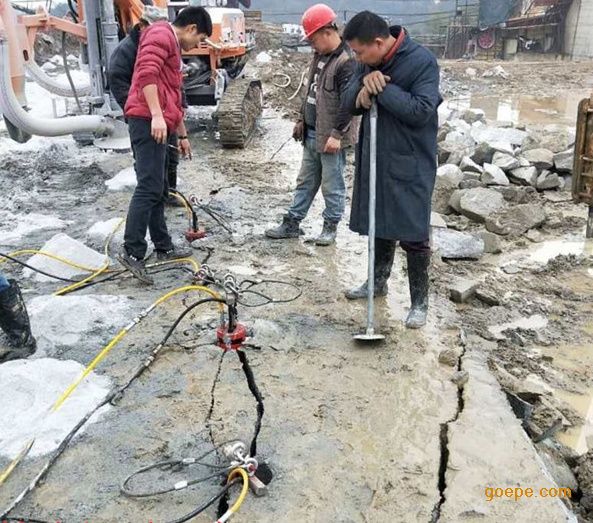 新疆昌吉风化石头开采铺路裂石机分裂石头设备