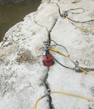 重庆长寿采石场开采石头硬破碎锤打不动图片