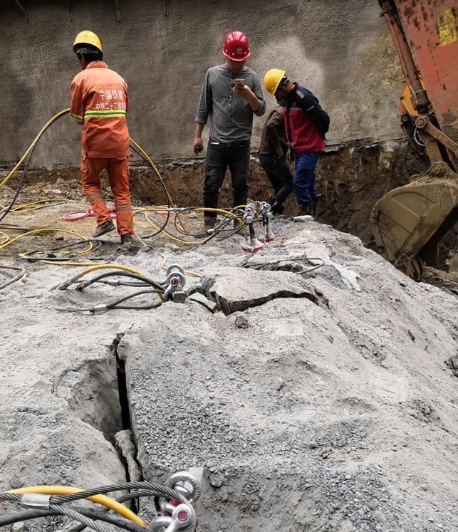 新疆昌吉风化石头开采铺路裂石机分裂石头设备