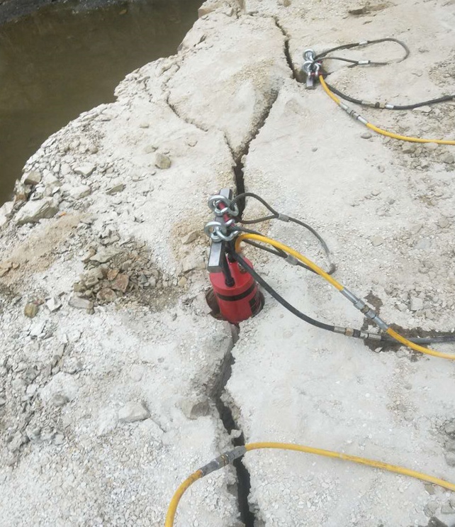新疆巴音郭楞大型矿山开采设备液压岩石劈裂机