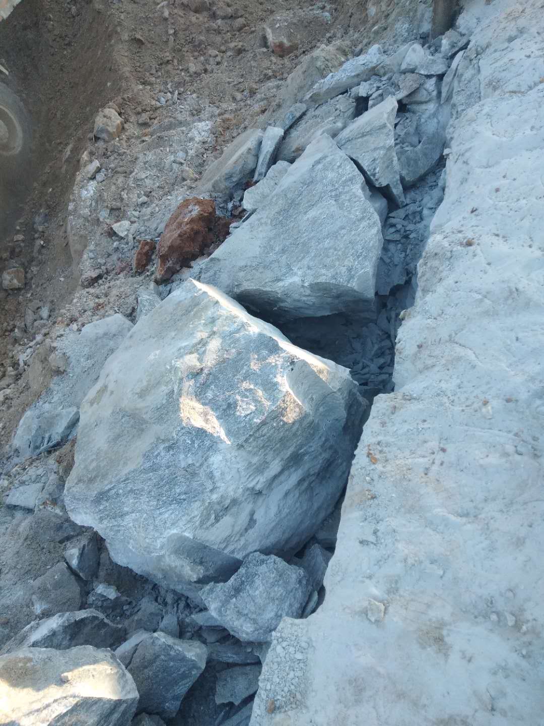 新疆克拉玛依静态裂石机硬质花岗岩