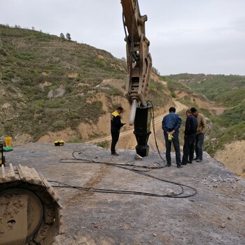 基础快速拆除石头山上开石头无爆破开采机械劈石机