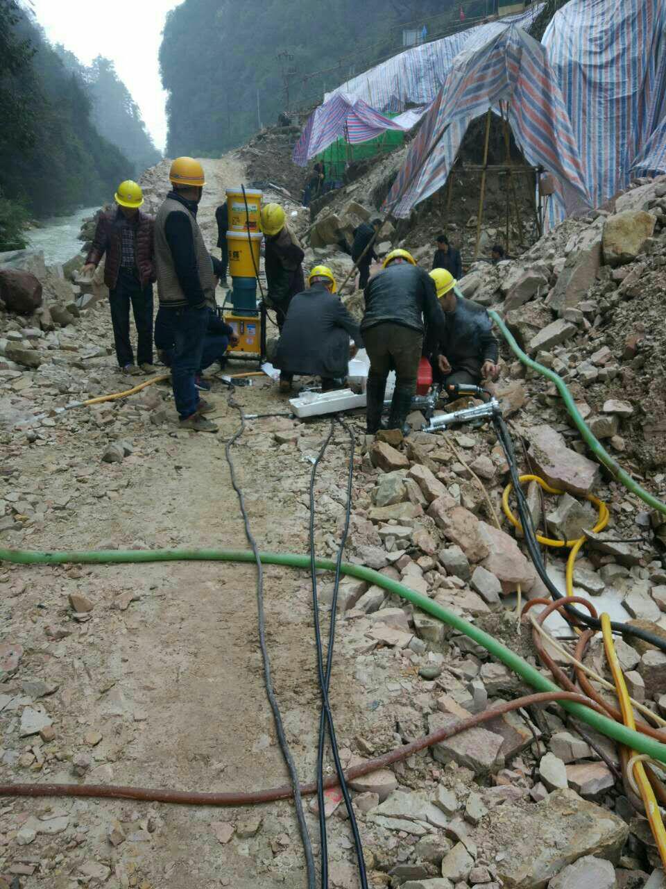 洞采铁路涵洞建设岩石机劈石机