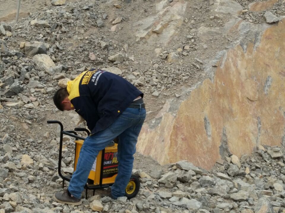 挖基坑花岗岩场地平整破很硬石头的机器劈石机