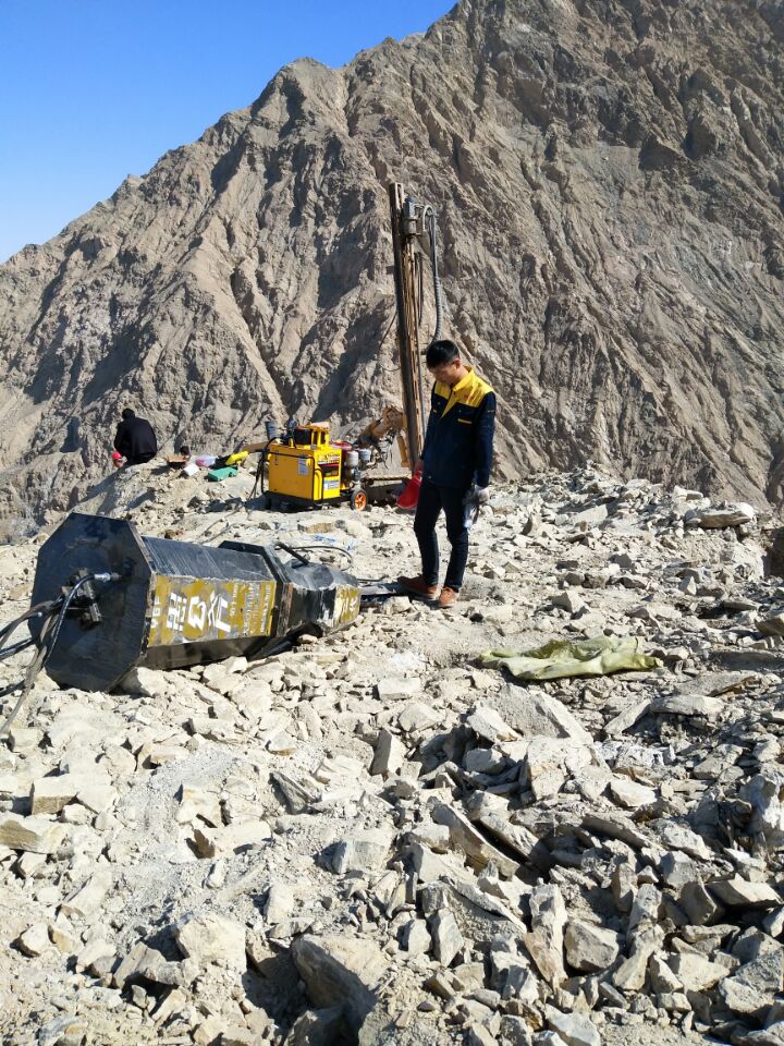 挖地基破硬石头山上开石头无爆破开采机械劈石机