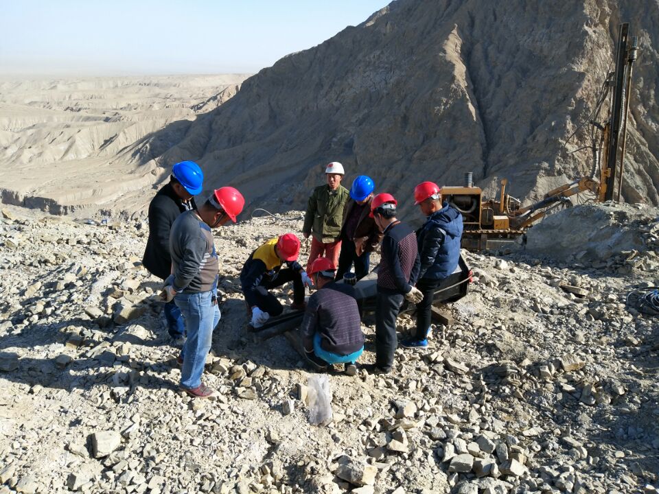 岩石山路修建大型劈裂器劈裂机