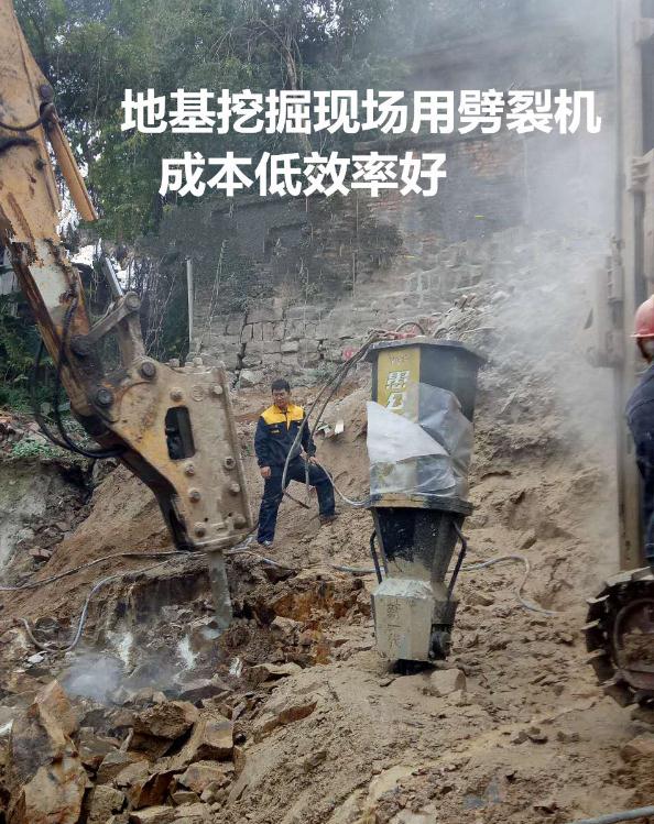 岩石山路修建无爆破开采现场效果静态开挖石头无声劈裂机机