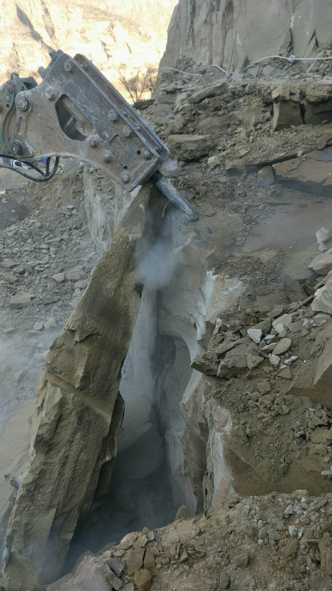 挖地基破硬石头场地平整遇到很硬的石头怎么破劈裂器